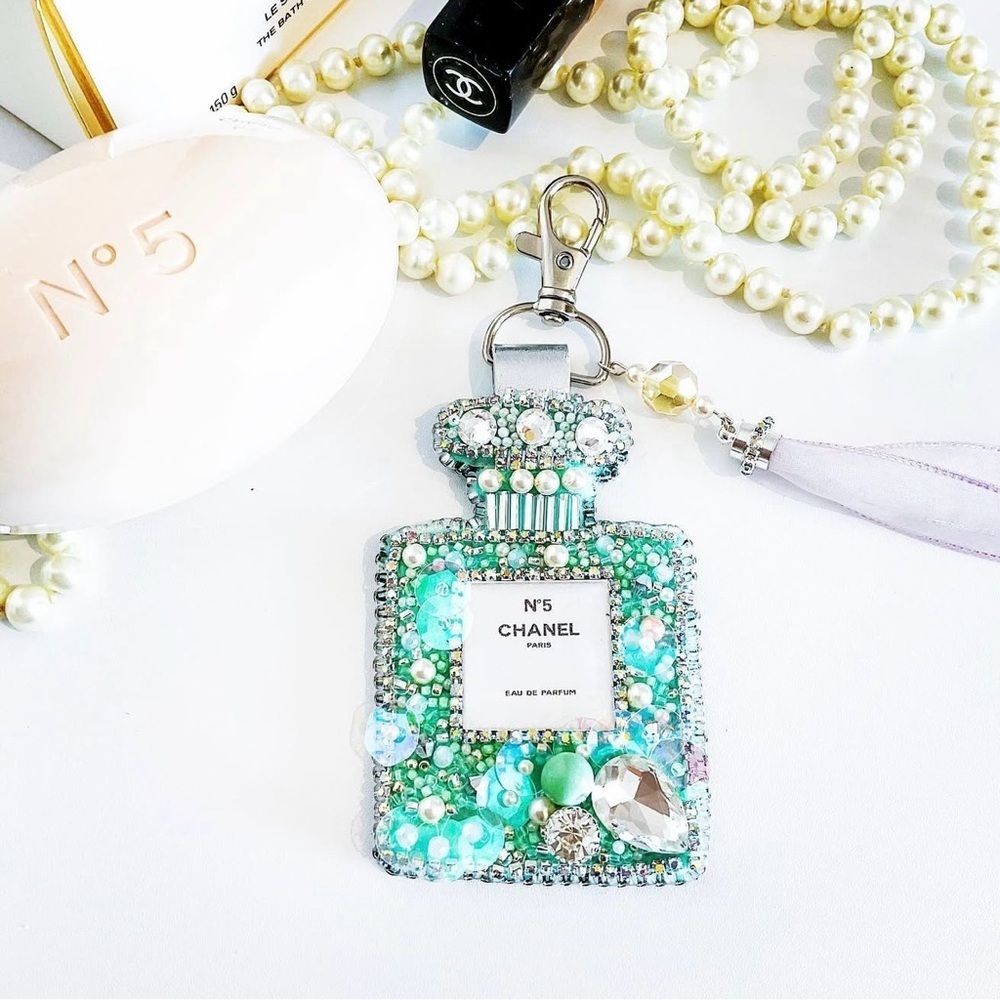 Chanel N°5 Perfume Bottle Bag Charm/ Key Ring - Handmade Embroidery Turquoise - Picture 3 of 5